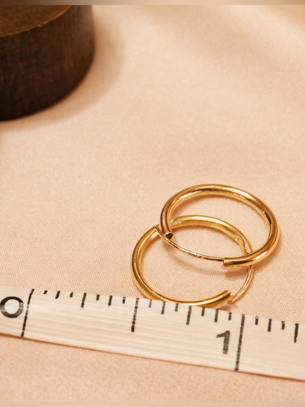 14K Gold Endless Circle Hoop Earrings — Minimalist Everyday Luxury - Picture 5 of 5